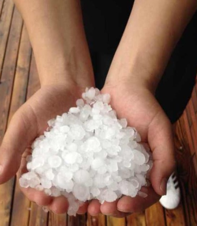 北京突降暴雨上班族被困 冰雹大如乒乓球