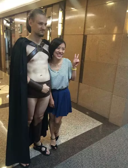外国模特北京街头扮演“斯巴达勇士”被抓(图)