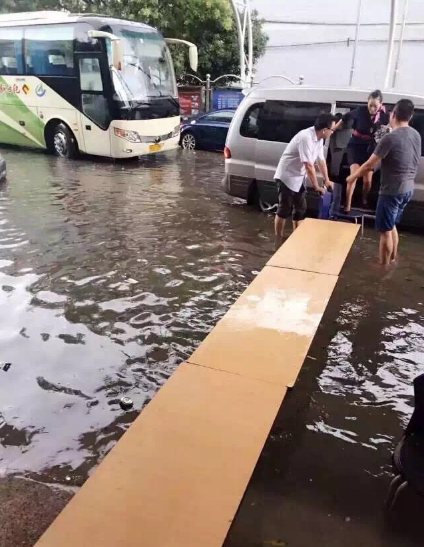 上海暴雨积水 空姐“走T台”过街