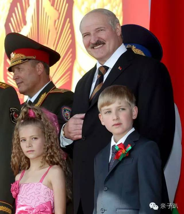 阅兵仪式白俄罗斯小王子：陪父亲访遍全世界