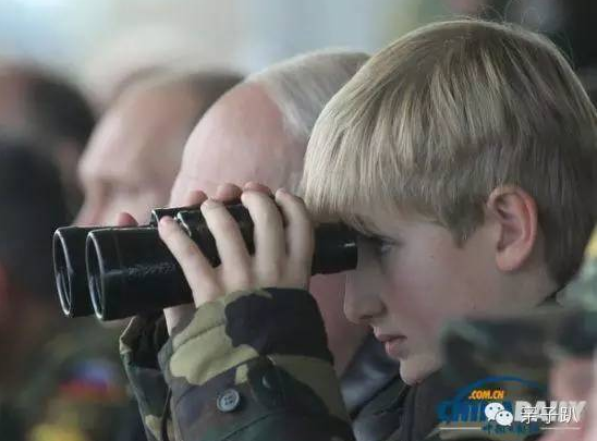 阅兵仪式白俄罗斯小王子：陪父亲访遍全世界