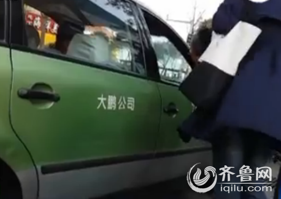 司机将乘客拉到景点“强制消费”，乘客拒玩居然被扔在了山上。(视频截图)