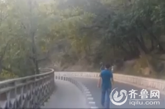 一直到下午五点多，记者也没能打到出租车下山，只能步行下山。(视频截图)