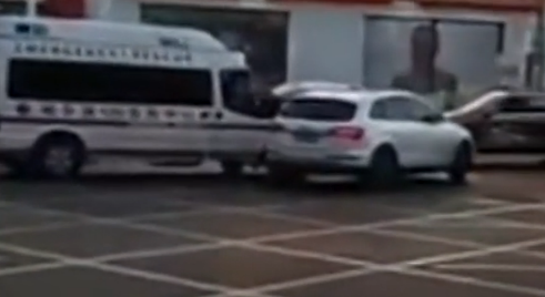 哈市逼停救护车的奥迪司机道歉 称失了理智