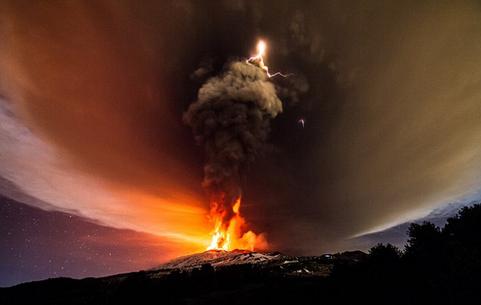 意大利埃特纳火山喷发 烟柱直冲天空