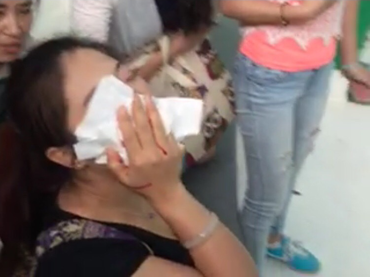 中国女游客泰国吻蟒蛇被咬鼻子 血流满面(组图)