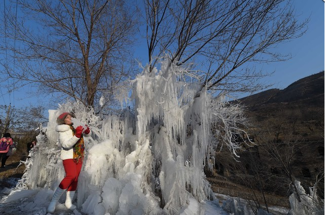 太原村民自制冰雪世界景区 百米冰瀑场面壮观