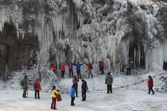 太原村民自制冰雪世界景区 百米冰瀑场面壮观