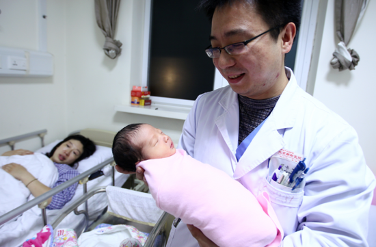 中国人扎堆生猴年宝宝 医院黄牛生意忙