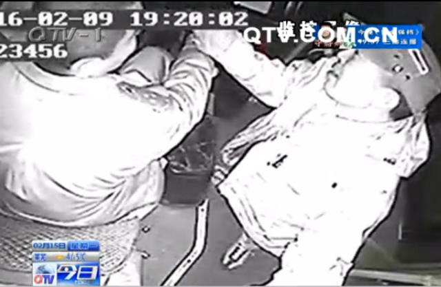 醉酒男大闹公交 驾驶员被拉扯无奈报警