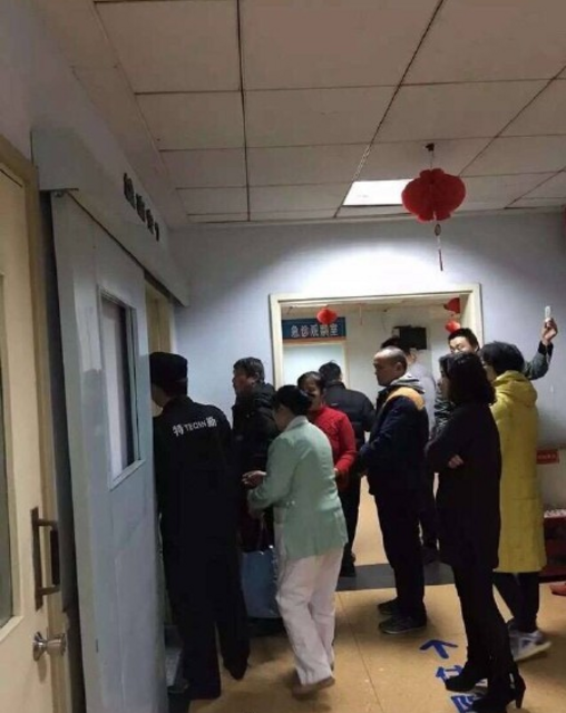 男子劫持女护士十分钟被劝服 众人围观 男子劫持女护士十分钟被劝服 众人围观