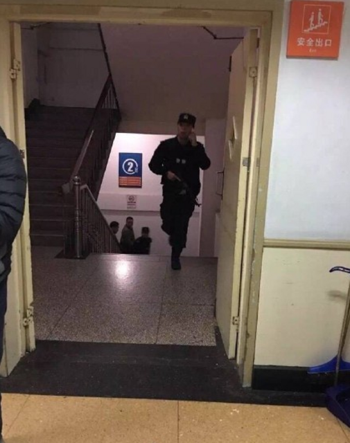 男子劫持女护士十分钟被劝服 众人围观 男子劫持女护士十分钟被劝服 众人围观