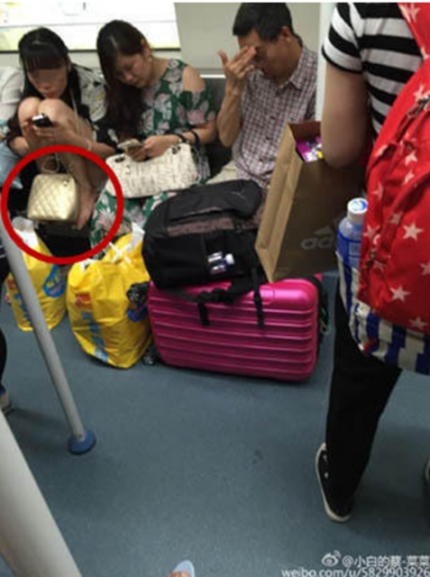 网曝深圳地铁1号线女子只穿文胸内裤 网曝深圳地铁1号线女子只穿文胸内裤