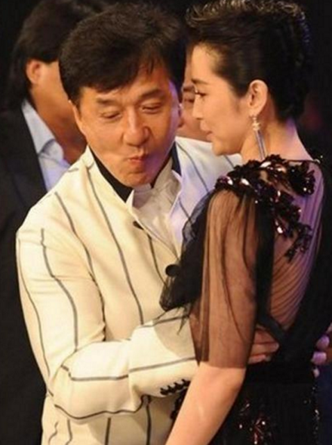 那些被成龙抱过的女星 唯她让成龙面露难色