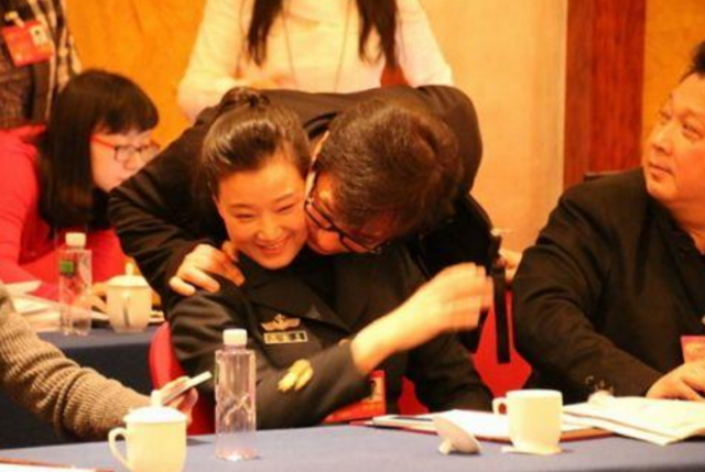 那些被成龙抱过的女星 唯她让成龙面露难色