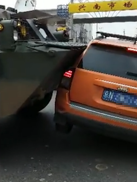女司机驾车强穿解放军装甲车队 撞上步战车