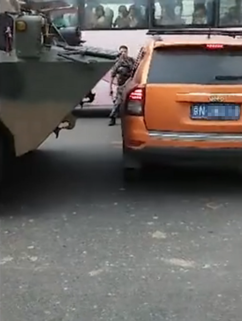 女司机驾车强穿解放军装甲车队 撞上步战车