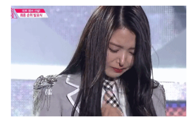 惊呆！韩女星台上激动抽泣 当场鼻子塌陷 
