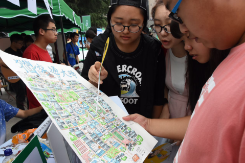 最暖学长开学有礼 手绘地图成新晋网红