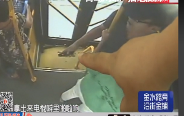 暴躁男大闹公交车 暴躁男大闹公交车