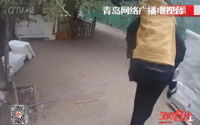 老人突发高血压摔倒 暖心民警背她回家 老人突发高血压摔倒 暖心民警背她回家