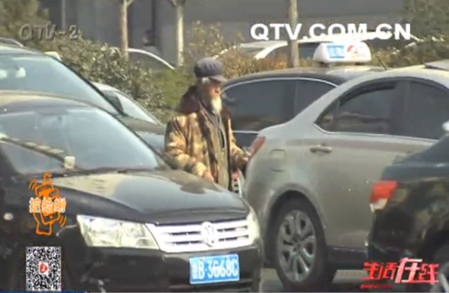 红灯乞丐车流中穿行乞讨:不想去救助站 红灯乞丐车流中穿行乞讨:不想去救助站