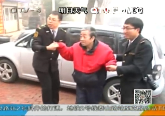 七旬老人养老院出走 幸遇热心公交司机