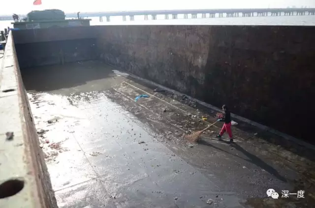 倾倒垃圾船只被查获的现场