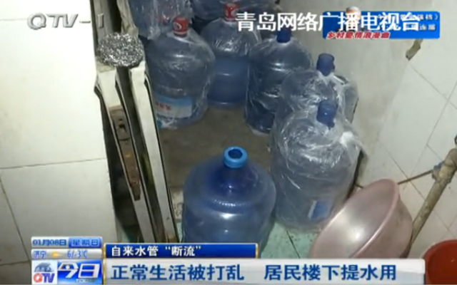 小区70多户居民家停水十多天 靠买水生活