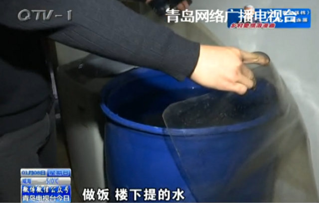 小区70多户居民家停水十多天 靠买水生活