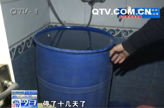 小区70多户居民家停水十多天 靠买水生活