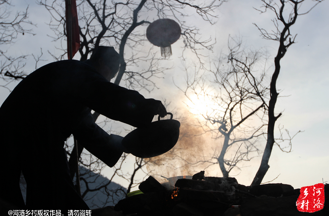 男子女友被抢后习武报仇未成 在山洞做道士