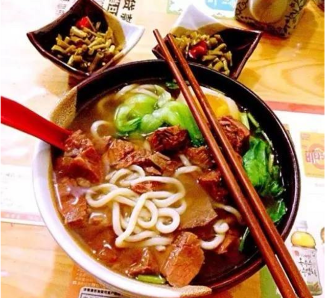 青岛10家排队到马路边的小店 有钱也未必吃上