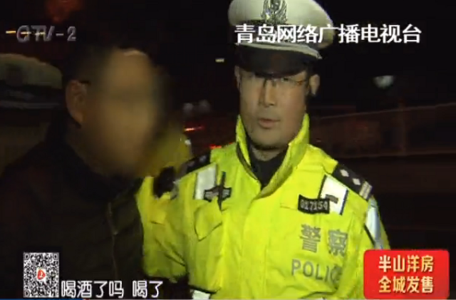 醉酒男大闹检查站 现场模拟自己睡觉姿势