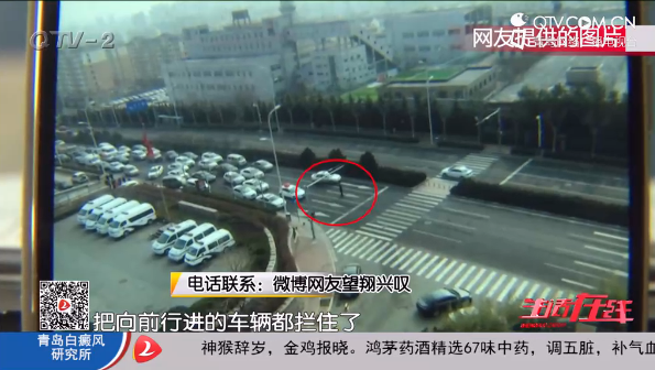 一手菜刀一手斧头 金水路神秘男阻断交通