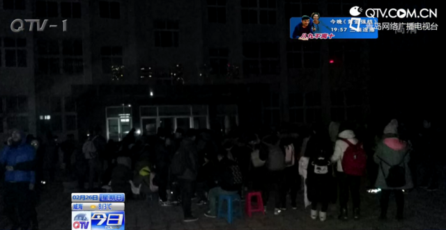 高校开学又现占座 学生搭帐篷彻夜排队