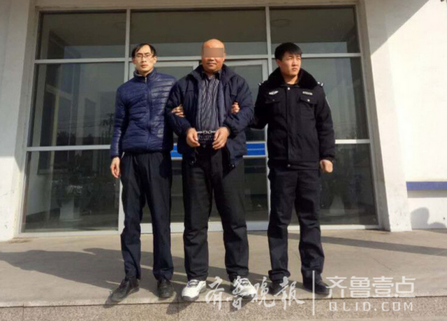 男子酒后抡铁锹打死父亲 潜逃近20年胶州落网