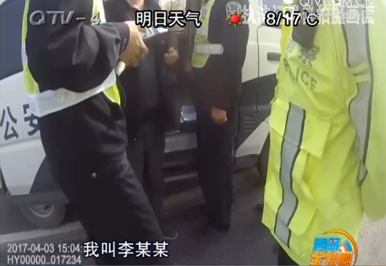 男子无证酒驾弃车逃跑被抓 谎报儿子名字