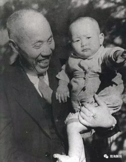 （董必武与董良翮，摄于1946年）