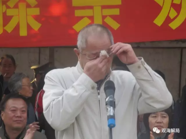 （2010年，董良翮回插队地激动落泪）