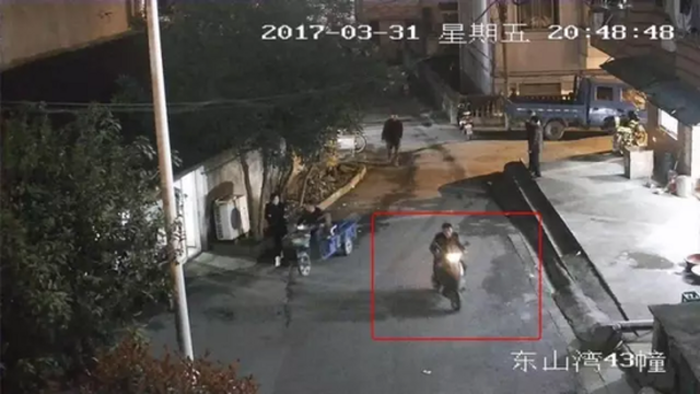 男子为过瘾偷少妇高跟鞋穿：自己脚大不敢买