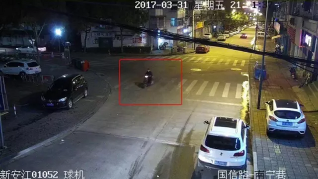 男子为过瘾偷少妇高跟鞋穿：自己脚大不敢买