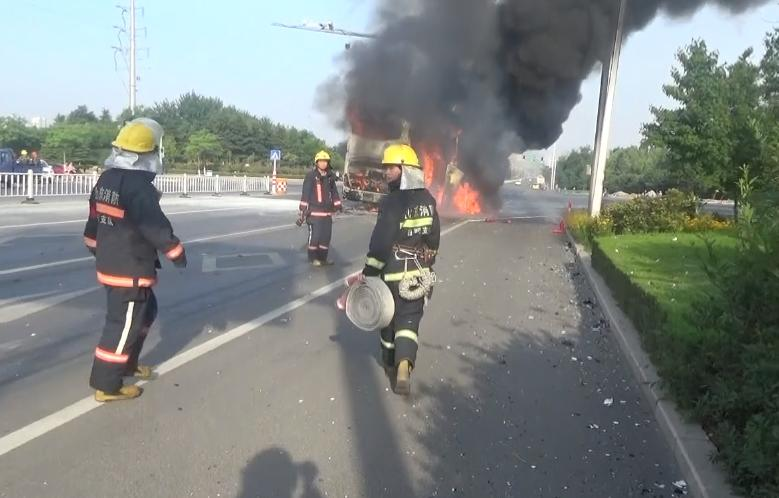 山东日照一辆载有54人旅游大巴起火 无人员伤亡(图)