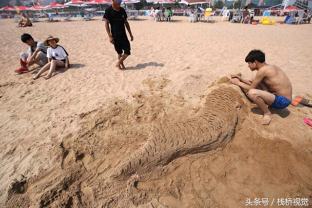 青岛独特日光浴？海滩上将身体埋进沙子里