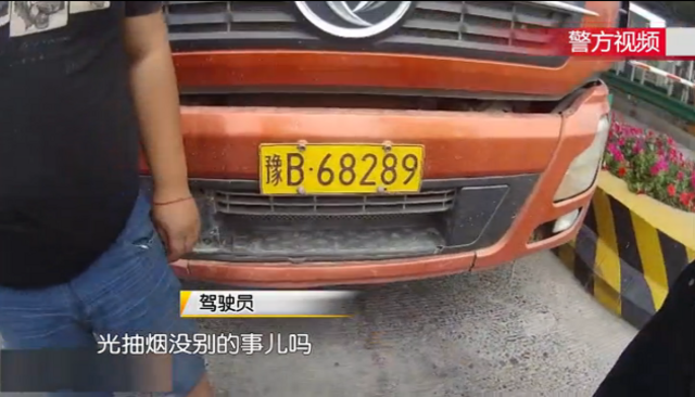无证少年开着半挂车上高速 推搡辱骂警察