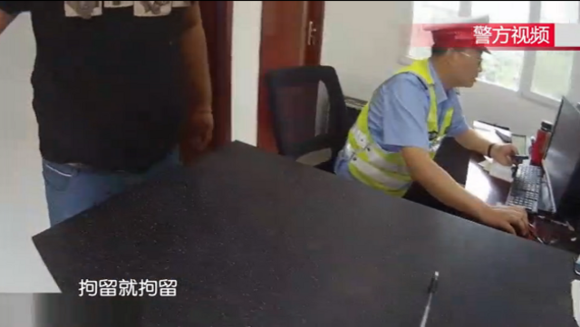 无证少年开着半挂车上高速 推搡辱骂警察