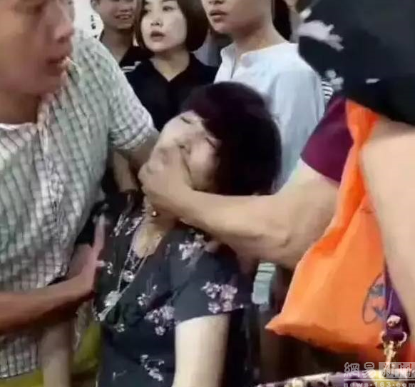 女游客试戴时失手摔断标价30万玉镯 当场吓晕