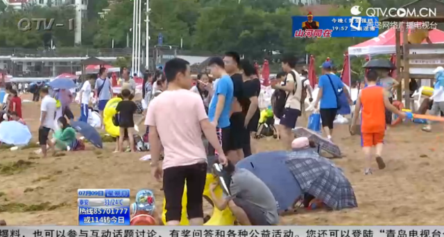 青岛雨后海边游客增多 空气清新能见度高