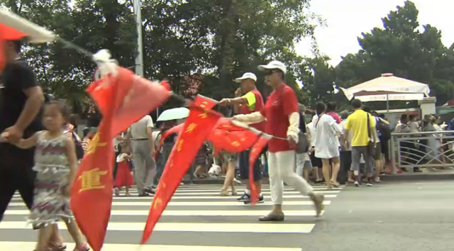 青岛破36度 这些户外战高温工作值得敬佩