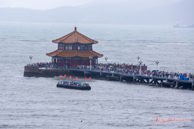 雨中游客热情不减 栈桥景区人气依旧爆棚(图)